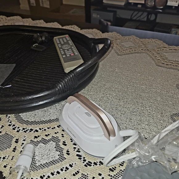 Newbealer Mini Travel Iron - Picture 2 of 9
